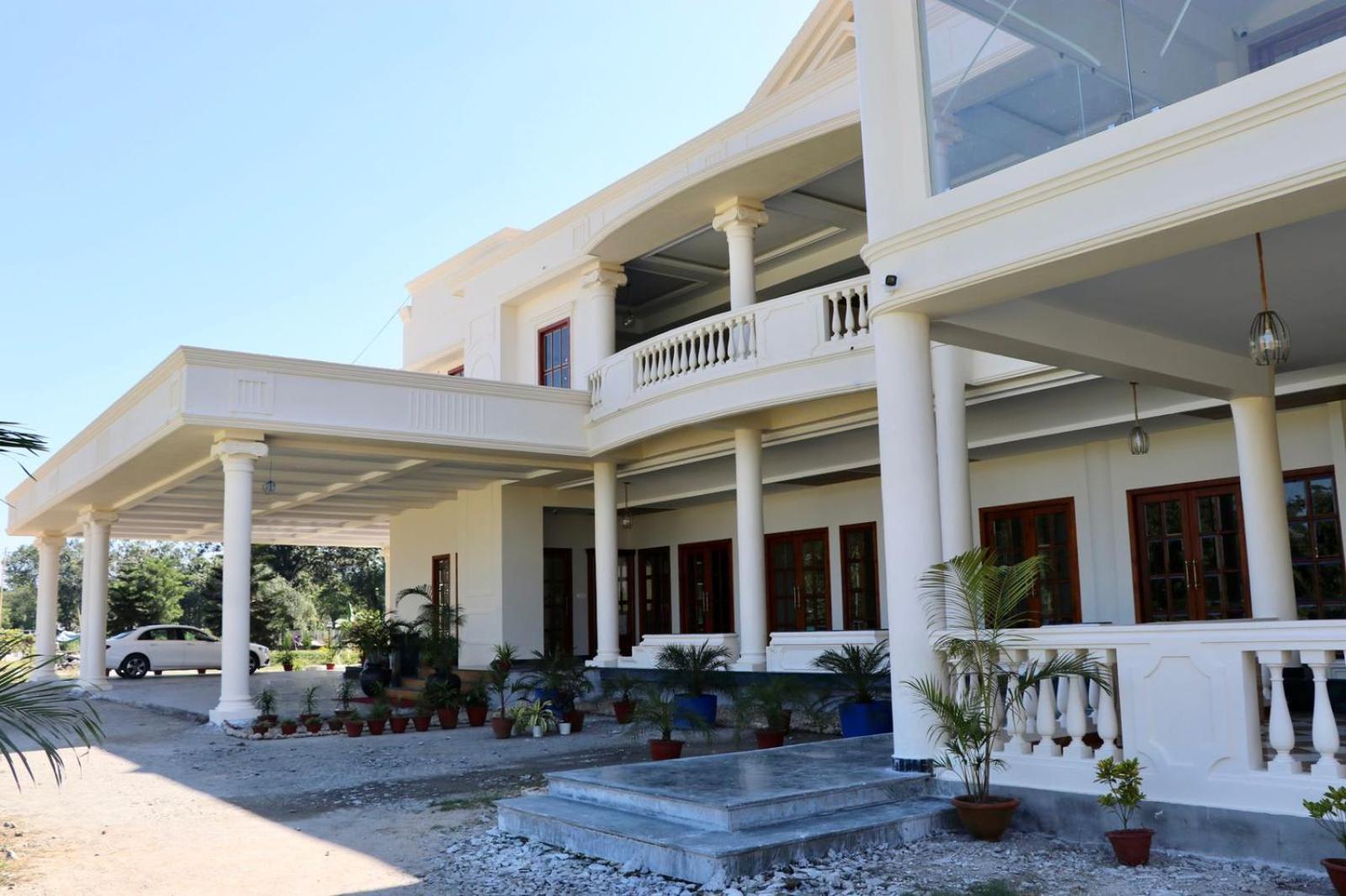 Royale De' Casa Resort Казиранга Экстерьер фото