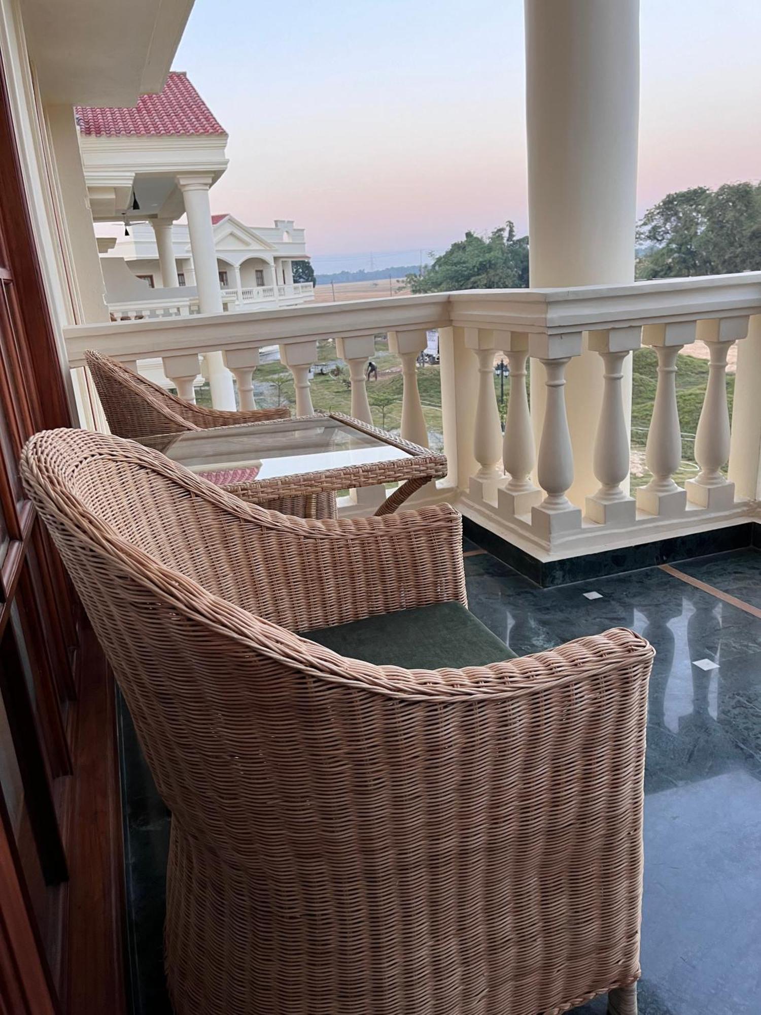 Royale De' Casa Resort Казиранга Экстерьер фото