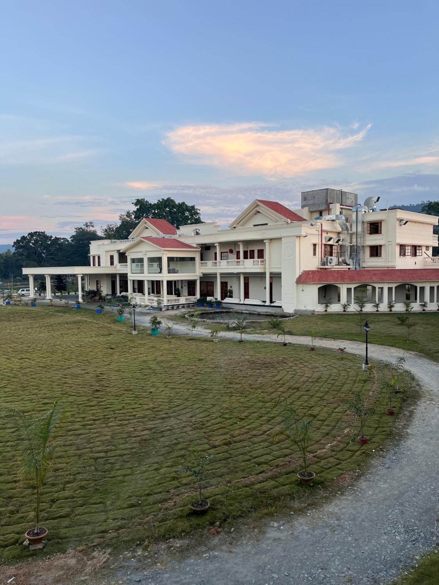 Royale De' Casa Resort Казиранга Экстерьер фото