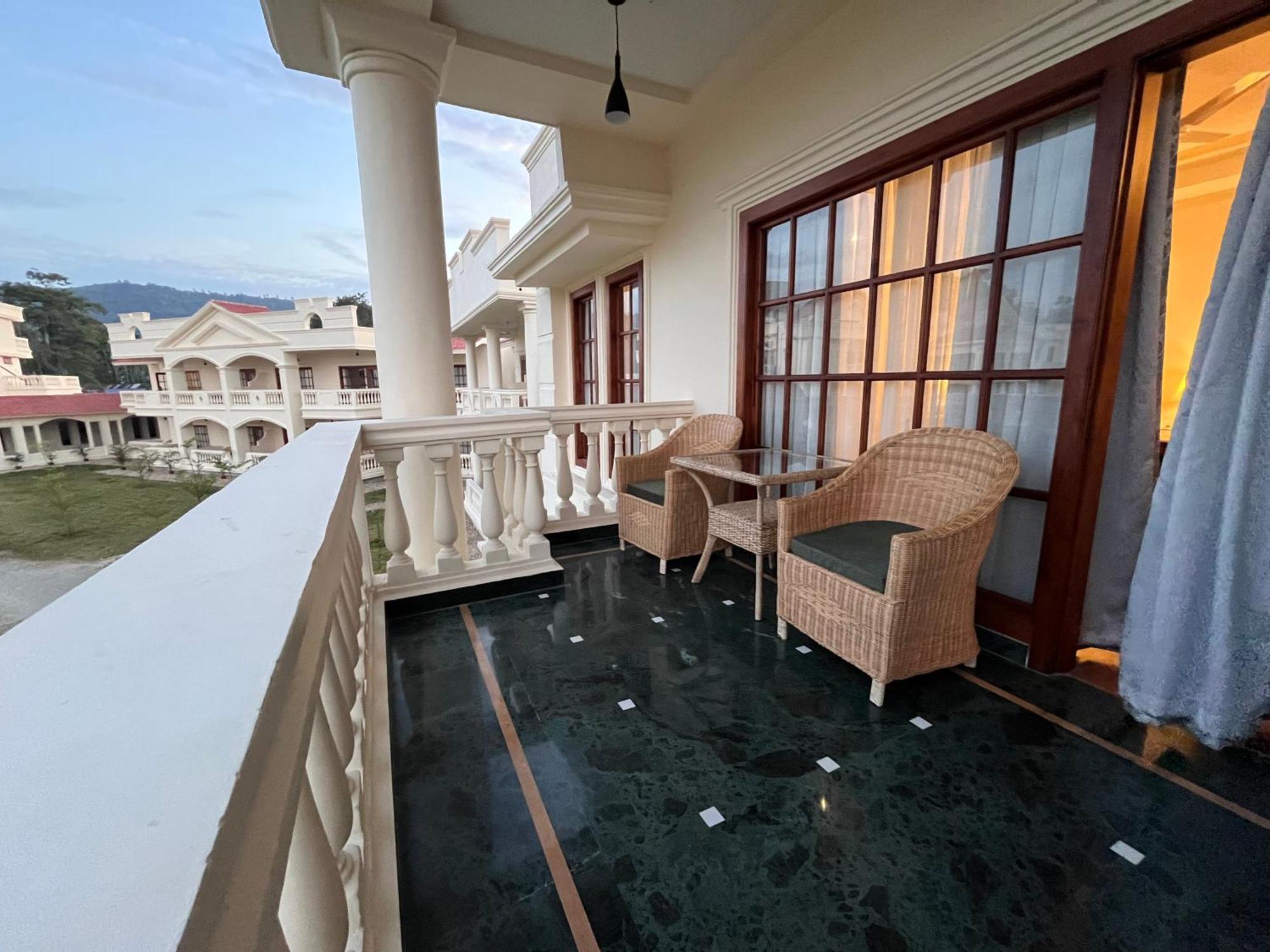 Royale De' Casa Resort Казиранга Экстерьер фото