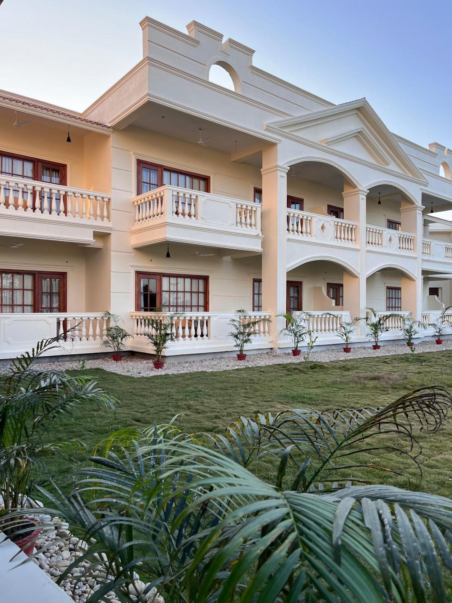 Royale De' Casa Resort Казиранга Экстерьер фото