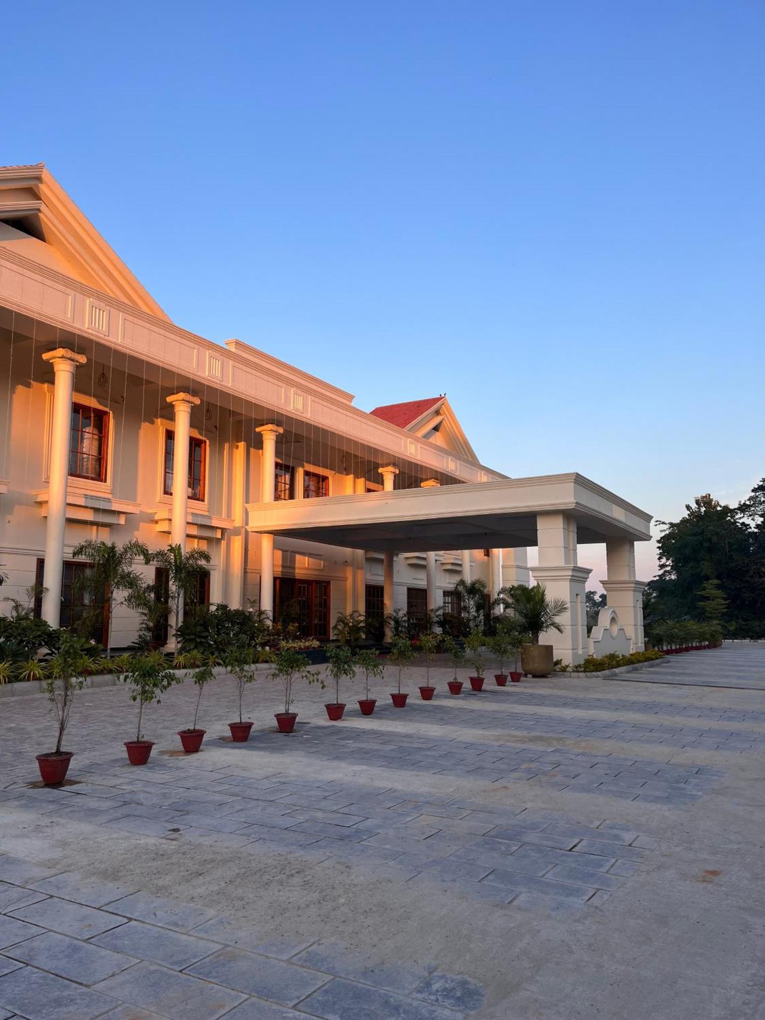 Royale De' Casa Resort Казиранга Экстерьер фото