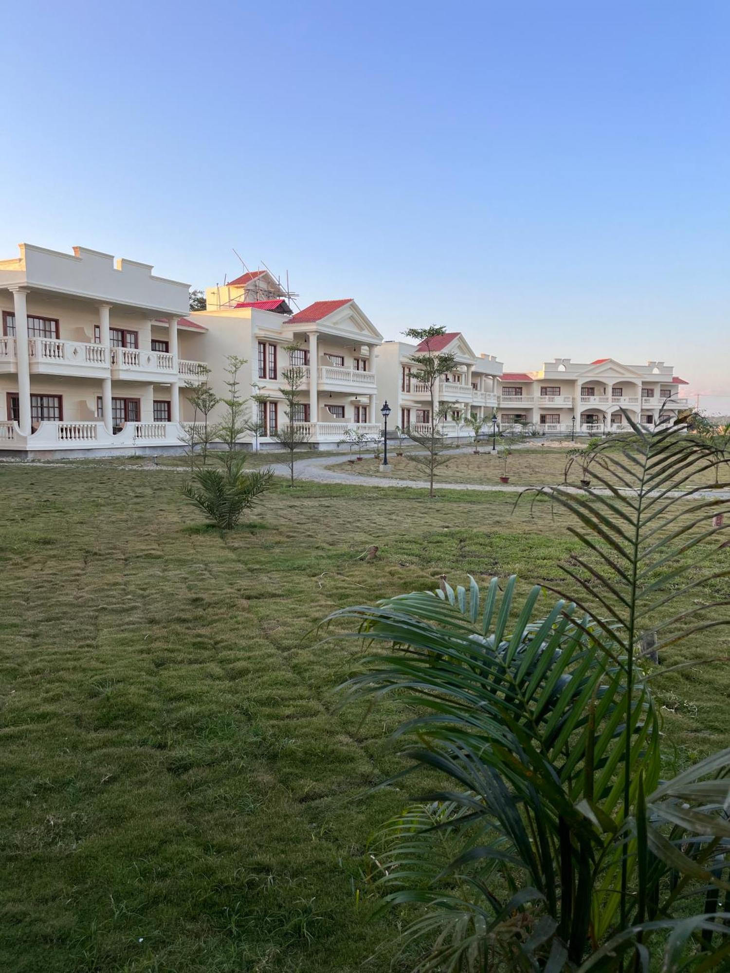 Royale De' Casa Resort Казиранга Экстерьер фото